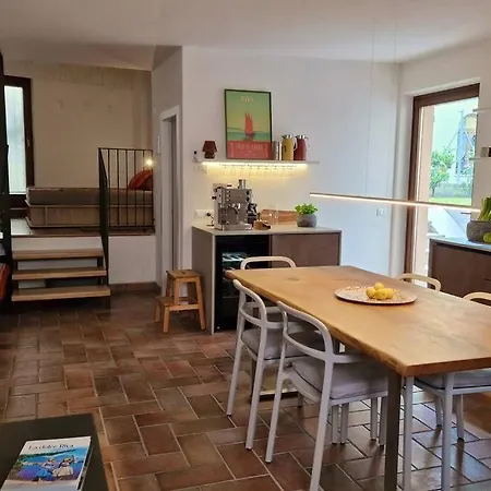 Holiday home Giovanna's Home, Historic Town House With Garden Riva del Garda